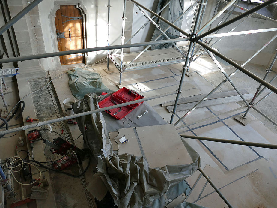 Fertigstellung der Putzerarbeiten in der Stadtpfarrkirche (Foto: Karl-Franz Thiede)